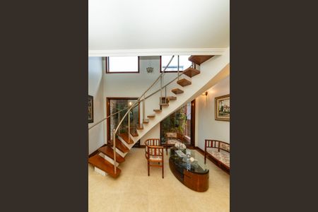 Casa à venda com 436m², 4 quartos e 4 vagasEscada