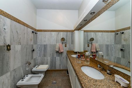 Casa à venda com 436m², 4 quartos e 4 vagasBanheiro da Suíte