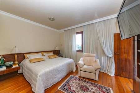 Casa à venda com 436m², 4 quartos e 4 vagasSuíte