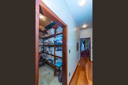 Casa à venda com 436m², 4 quartos e 4 vagasRoupeiro