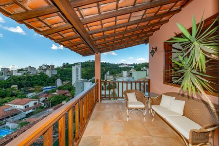 Casa à venda com 436m², 4 quartos e 4 vagasVaranda da Suíte