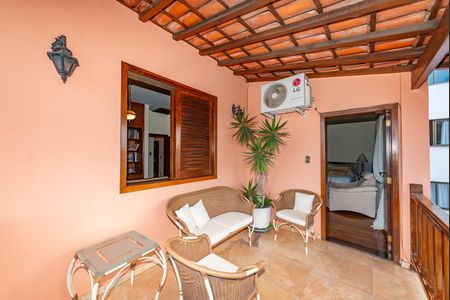 Casa à venda com 436m², 4 quartos e 4 vagasVaranda da Suíte