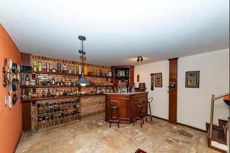 Casa à venda com 436m², 4 quartos e 4 vagasAdega