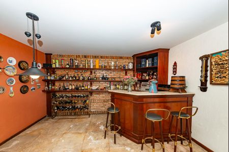 Casa à venda com 436m², 4 quartos e 4 vagasAdega