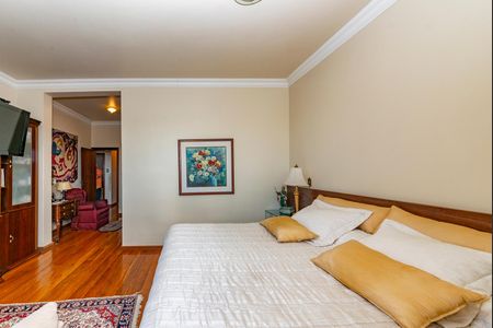 Casa à venda com 436m², 4 quartos e 4 vagasSuíte