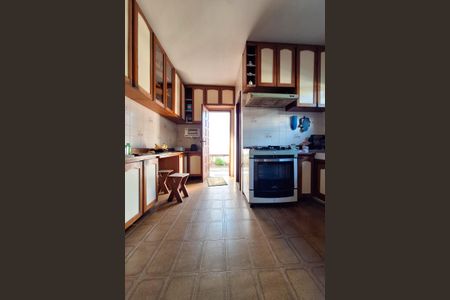 Casa à venda com 250m², 5 quartos e 4 vagas Casa à venda com 250m², 5 quartos e 4 vagasCozinha