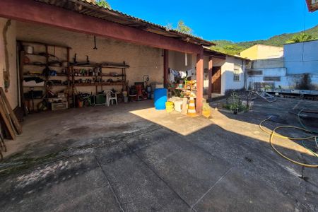 Casa à venda com 250m², 5 quartos e 4 vagas Casa à venda com 250m², 5 quartos e 4 vagasQuintal