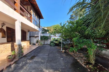 Casa à venda com 250m², 5 quartos e 4 vagas Casa à venda com 250m², 5 quartos e 4 vagasQuintal