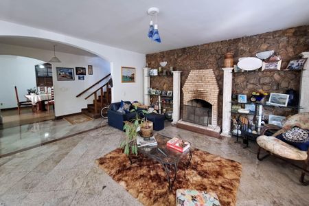 Casa à venda com 250m², 5 quartos e 4 vagas Casa à venda com 250m², 5 quartos e 4 vagasSala