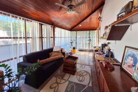 Casa à venda com 250m², 5 quartos e 4 vagas Casa à venda com 250m², 5 quartos e 4 vagasEscritório