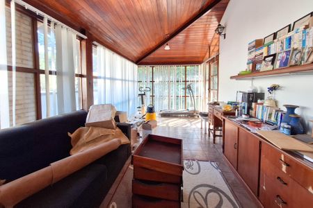 Casa à venda com 250m², 5 quartos e 4 vagas Casa à venda com 250m², 5 quartos e 4 vagasEscritório