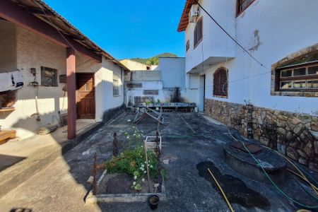 Casa à venda com 250m², 5 quartos e 4 vagas Casa à venda com 250m², 5 quartos e 4 vagasQuintal