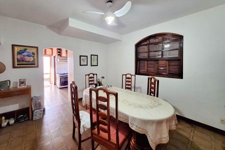 Casa à venda com 250m², 5 quartos e 4 vagas Casa à venda com 250m², 5 quartos e 4 vagasSala de Jantar