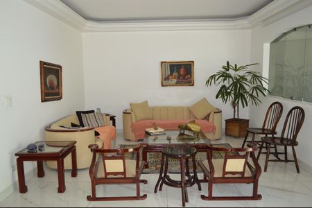 Casa à venda com 630m², 5 quartos e 6 vagasSala de Estar