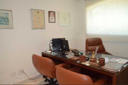 Casa à venda com 630m², 5 quartos e 6 vagasEscritório