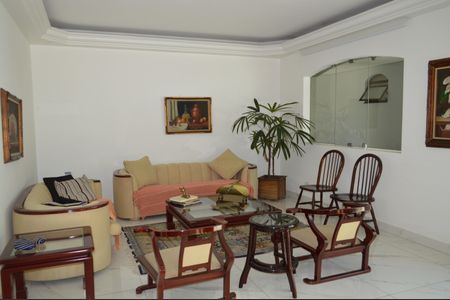 Casa à venda com 630m², 5 quartos e 6 vagasSala de Estar