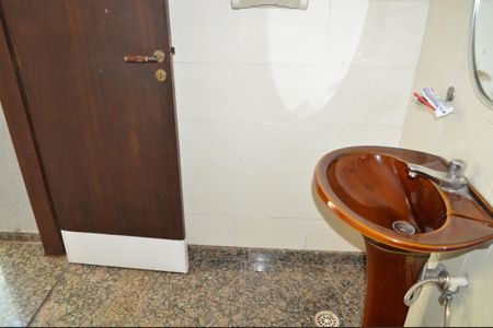 Casa à venda com 630m², 5 quartos e 6 vagasBanheiro da área da piscina