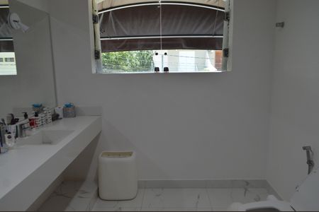 Casa à venda com 630m², 5 quartos e 6 vagasBanheiro da Suíte 2