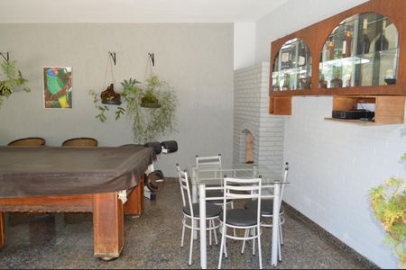 Casa à venda com 630m², 5 quartos e 6 vagasÁrea de lazer