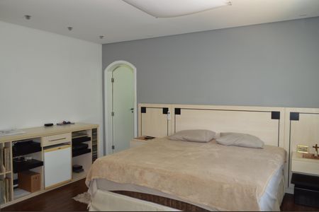 Casa à venda com 630m², 5 quartos e 6 vagasSuíte 4