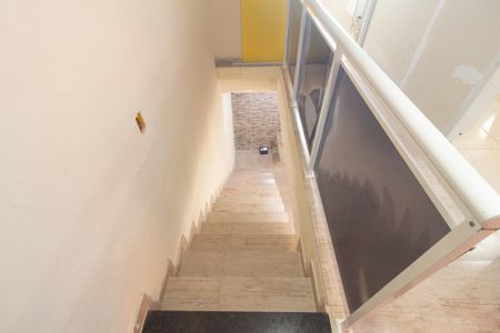 Casa de condomínio para alugar com 120m², 2 quartos e sem vagaEscada