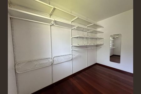 Casa à venda com 240m², 3 quartos e 2 vagas Casa à venda com 240m², 3 quartos e 2 vagasQuarto Suíte