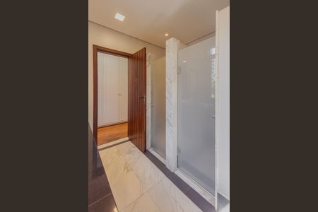 Casa à venda com 600m², 3 quartos e 5 vagasBanheiro da Suíte 2