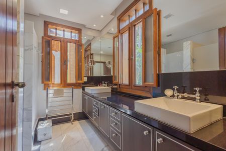 Casa à venda com 600m², 3 quartos e 5 vagasBanheiro da Suíte 2