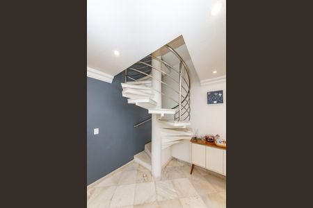 Apartamento à venda com 180m², 4 quartos e 2 vagas Apartamento à venda com 180m², 4 quartos e 2 vagasEscada