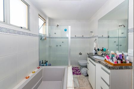 Apartamento à venda com 180m², 4 quartos e 2 vagas Apartamento à venda com 180m², 4 quartos e 2 vagasBanheiro da Suíte 1