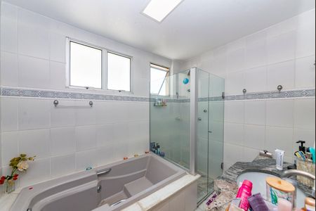 Apartamento à venda com 180m², 4 quartos e 2 vagas Apartamento à venda com 180m², 4 quartos e 2 vagasBanheiro da Suíte 1