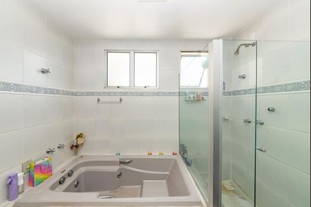 Apartamento à venda com 180m², 4 quartos e 2 vagas Apartamento à venda com 180m², 4 quartos e 2 vagasBanheiro da Suíte 1