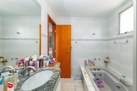 Apartamento à venda com 180m², 4 quartos e 2 vagas Apartamento à venda com 180m², 4 quartos e 2 vagasBanheiro da Suíte 1