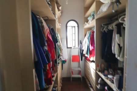 Casa à venda com 450m², 4 quartos e 4 vagas Casa à venda com 450m², 4 quartos e 4 vagasCloset Suíte 1