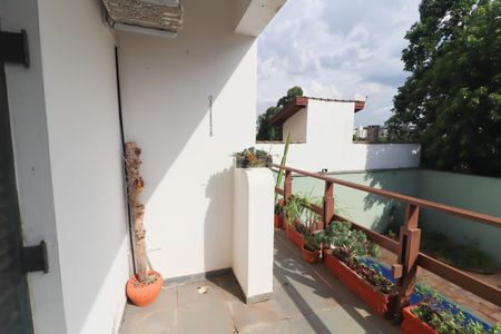 Casa à venda com 450m², 4 quartos e 4 vagas Casa à venda com 450m², 4 quartos e 4 vagasVaranda da Suíte 1