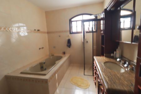 Casa à venda com 450m², 4 quartos e 4 vagas Casa à venda com 450m², 4 quartos e 4 vagasBanheiro da Suíte 3 e 4