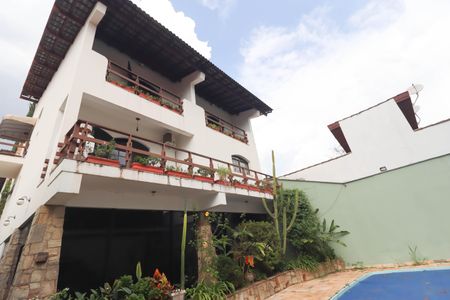 Casa à venda com 450m², 4 quartos e 4 vagas Casa à venda com 450m², 4 quartos e 4 vagasFachada