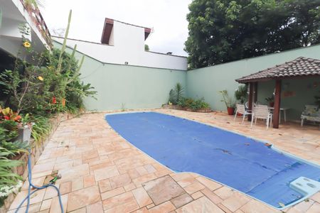 Casa à venda com 450m², 4 quartos e 4 vagas Casa à venda com 450m², 4 quartos e 4 vagasÁrea comum - Piscina