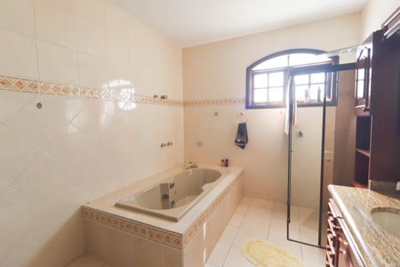 Casa à venda com 450m², 4 quartos e 4 vagas Casa à venda com 450m², 4 quartos e 4 vagasBanheiro da Suíte 3 e 4