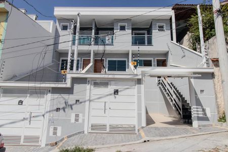 Casa à venda com 120m², 3 quartos e 2 vagas Casa à venda com 120m², 3 quartos e 2 vagasFachada