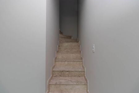 Casa à venda com 120m², 3 quartos e 2 vagas Casa à venda com 120m², 3 quartos e 2 vagasEscada