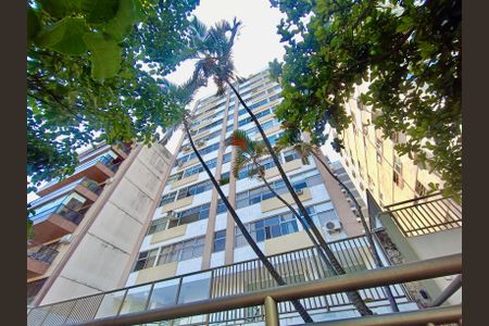 Apartamento à venda com 110m², 3 quartos e 1 vaga Apartamento à venda com 110m², 3 quartos e 1 vagaFachada com cartaz QA