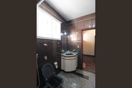 Casa à venda com 760m², 4 quartos e 10 vagasBanheiro da Suite 1