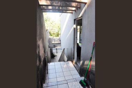 Casa à venda com 189m², 4 quartos e 3 vagas Casa à venda com 189m², 4 quartos e 3 vagasDetalhe - Escada Externa Garagem