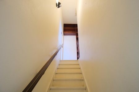 Casa à venda com 105m², 2 quartos e 2 vagasEscada