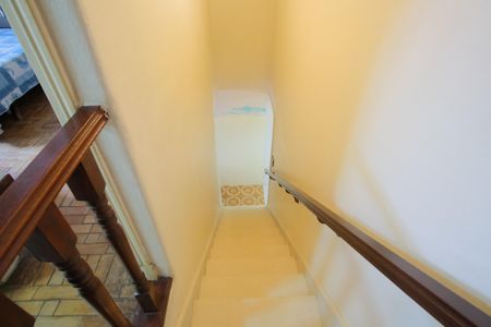 Casa à venda com 105m², 2 quartos e 2 vagasEscada