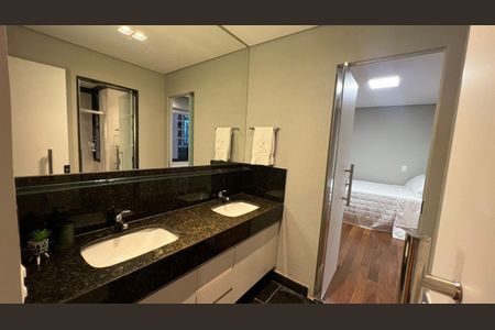 Apartamento à venda com 261m², 4 quartos e 4 vagasBanheiro 2