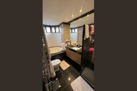 Apartamento à venda com 261m², 4 quartos e 4 vagasBanheiro 2