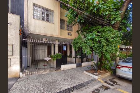 Apartamento à venda com 120m², 3 quartos e 1 vaga Apartamento à venda com 120m², 3 quartos e 1 vagaFachada e placa