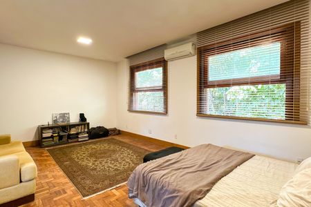 Casa à venda com 669m², 2 quartos e 3 vagas Casa à venda com 669m², 2 quartos e 3 vagasSuíte